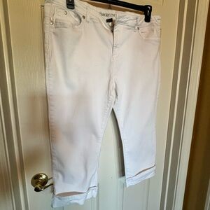 Avenue White Capri Pants Classic Style